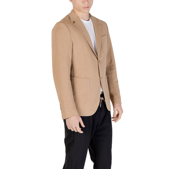 Gianni Lupo Barbat Jachete